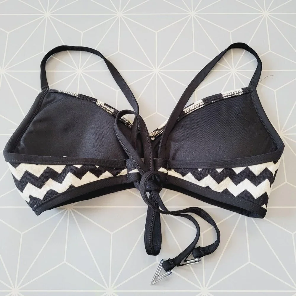 Seafolly Australia Black White Geo Chevron Stripe Bralette Knit Bikini Top Sz. 2